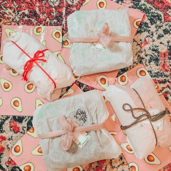 Meet your Posher, Dannielle 🌸🌼 - Picture 3 of 6